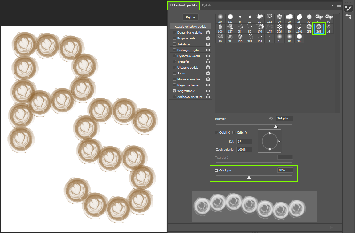 Ilustracja przedstawia okno z otwartą zakładką Ustawienia pędzla. Z kształtów pędzla wybrano ślad o numerze 266, przedstawia on wzór z powierzchni kawy. Zieloną ramką otoczono odstępy 88 procent. Po lewej stronie  są litery kształtem przypominające duże P oraz S. Są zbudowane z wybranego kształtu pędzla.    