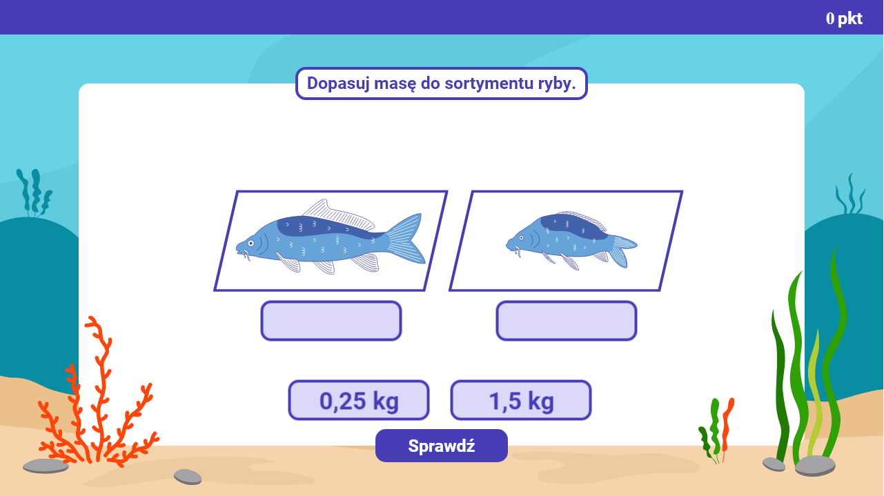 Grafika przedstawia planszę z przykładowym zadaniem z gry edukacyjnej. W górnym prawym rogu widoczna jest punktacja. Poniżej, na środku ekranu znajduje się polecenie. Pod poleceniem widoczna jest treść zadania. W przykładowym zadaniu należy przeciągnąć kafelek z masą ryby pod grafikę przedstawiającą daną rybę. Pod zadaniem znajduje się przycisk „sprawdź”.