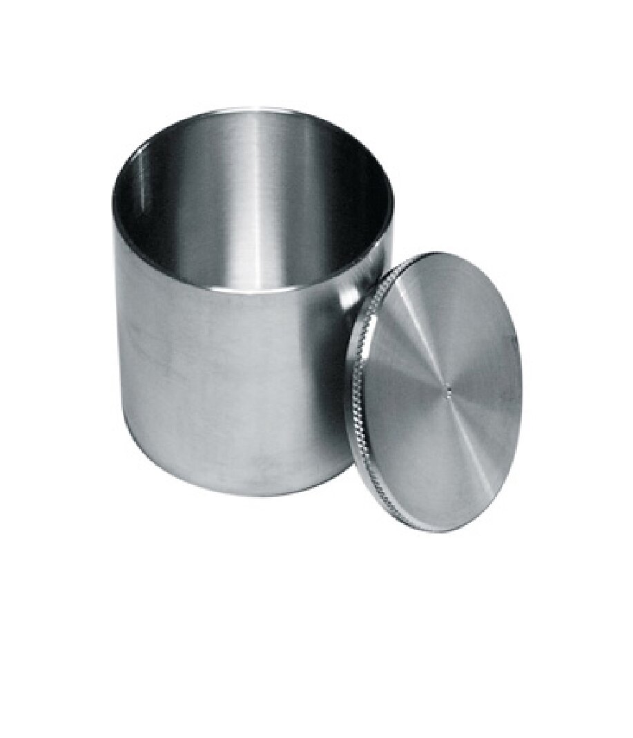 Zdjęcie przedstawia sprzęt laboratoryjny, piknometr. Ma on walcowaty kształt przypominający niewielką, stalową puszkę z przykrywką.