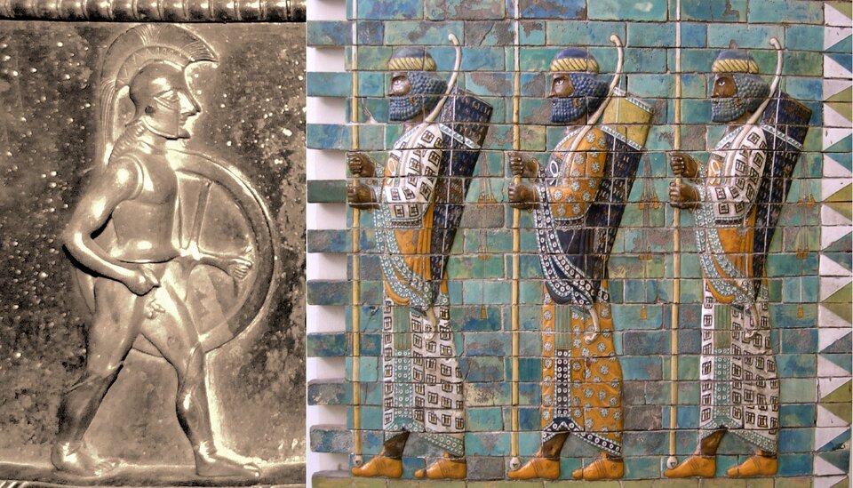Ilustracja przedstawia kolaż dwóch zdjęć, po lewej płaskorzeźba, po prawej mozaika. Na płaskorzeźbie mężczyzna ubrany jedynie w hełm z pióropuszem oraz tarczę. Po prawej mozaika ukazująca trzech żołnierzy. Mają oni długie kręcone włosy do ramion, brody, przepaski na włosach. Ubrani są w długie szaty, na ramionach mają łuki, na plecach trójkątne kołczany ze strzałami, w rękach trzymają długie drewniane włócznie.