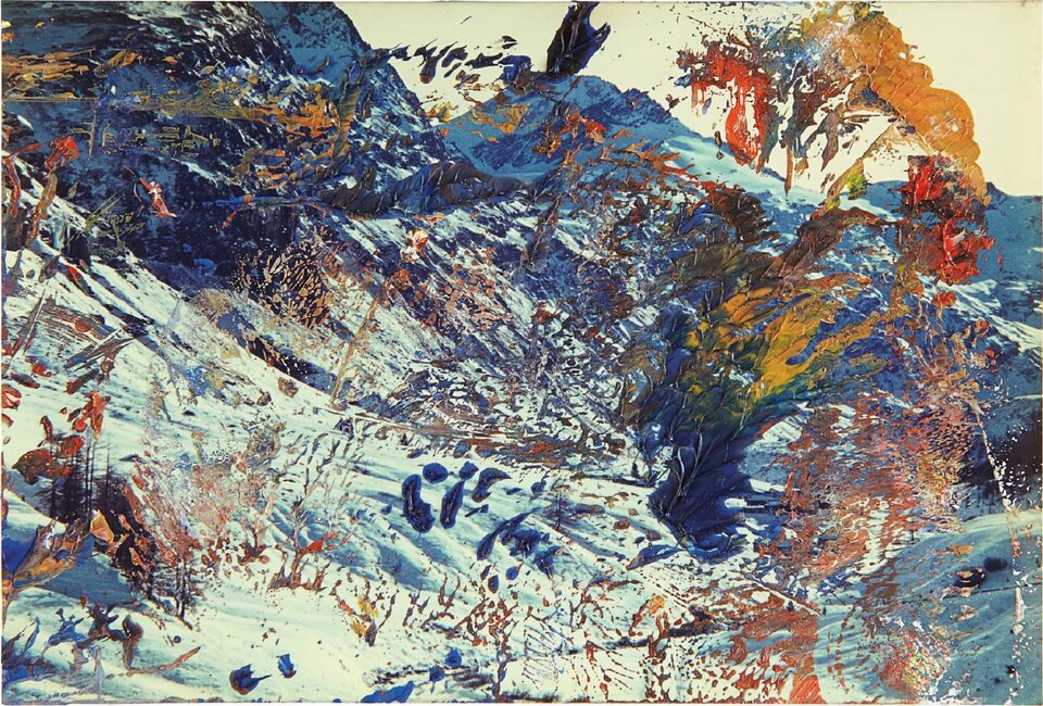 Ilustracja przedstawia obraz Gerharda Richtera pt. „Sils-Maria”, gdzie na tle fotografii ukazującej zaśnieżone stoki górskie autor namalował różnokolorowe nieregularne plamy.