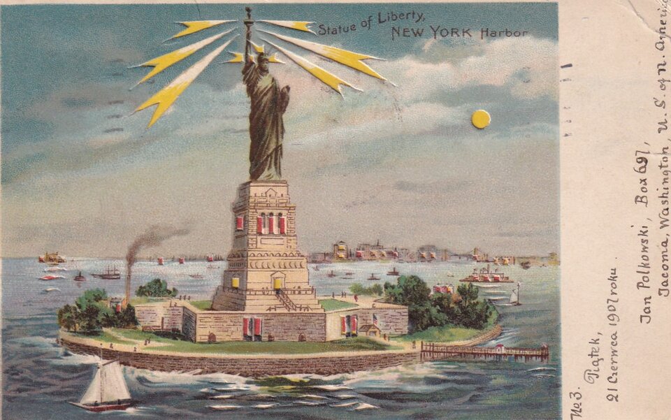 Pocztówka przedstawia Statue of Liberty (Statua Wolności) w porcie Nowego Jorku. Statua stoi na swoim postumencie na wyspie Liberty Island.
Wokół niej widać wody portu z kilkoma statkami i żaglówkami.
W górnej części rysunku z pochodni Statuy wychodzą promienie światła w żółtym kolorze – prawdopodobnie artystyczna interpretacja, aby podkreślić znaczenie symboliczne światła wolności.
Po prawej stronie pocztówki są odręczne zapiski i dane nadawcy: „Jan Polkowski, Box 697, Tacoma, Washington, U.S. of America”.