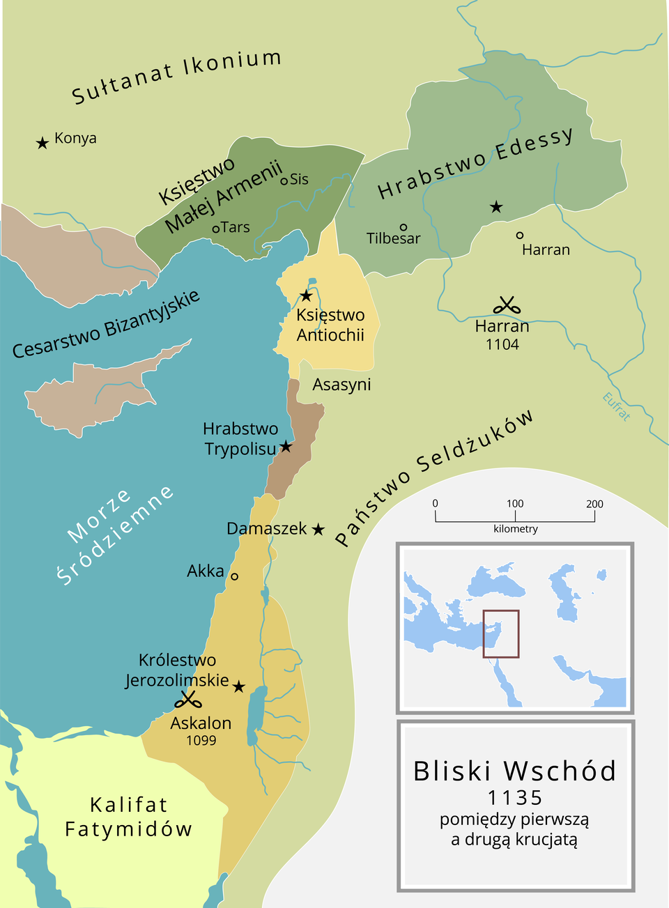 Mapa przedstawia na Bliski Wschód w 1135 r., pomiędzy pierwszą a drugą krucjatą. Obszar mapy obejmuje północno‑wschodnie, wschodnie oraz południowo‑wschodnie wybrzeże Morza Śródziemnego. Zaznaczona na niej na południu Kalifat Fatymidów. Na wschodnim wybrzeżu Morza Śródziemnego: Królestwo Jerozolimskie (z zaznaczonym miejscem bitwy Askalon w 1099 roku) z miastem Akka. Hrabstwo Trypolisu, Księstwo Antiochii. Zaraz za nimi rozciąga się wielki teren Państwa Seldżuków z zaznaczonym miastem Harran, w którym doszło do bitwy w 1104 roku). Na północno‑wschodnim brzegu Morza Śródziemnego znajdowało się Hrabstwo Edeessy z miastem Tilbesar. A na północy: Księstwo Małej Armenii (miasta Tars, Sis), Cesarstwo Bizantyjskie oraz Sułtanat Ikonium z miastem Konya.