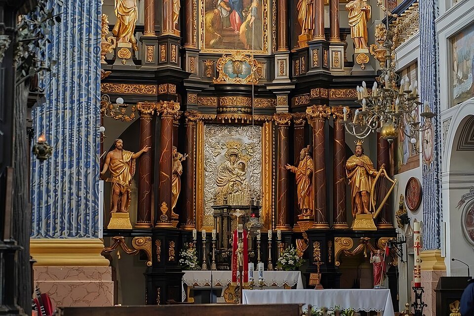 Od lewej strony zlokalizowany jest fragment ołtarza głównego w sanktuarium maryjnym wŚwiętej Lipce. Centralne miejsce zajmuje obraz Matki Boskiej Świętolipskiej z 1640 rokuautorstwa Bartłomieja Pensa. Obraz osłonięty jest srebrną sukienką z 1720 roku wykonanąprzez Samuela Grewa. Powyżej na środkowej kondygnacji ołtarza obraz NawiedzeniaNajświętszej Maryi Panny. Po bokach znajdują się rzeźby Krzysztofa Peuckera: na dolnejkondygnacji od lewej św. Jana Chrzciciela, Józefa, Joachima i króla Dawida, na środkowej odlewej św. Andrzeja, Piotra, Pawła i Jana Ewangelisty.