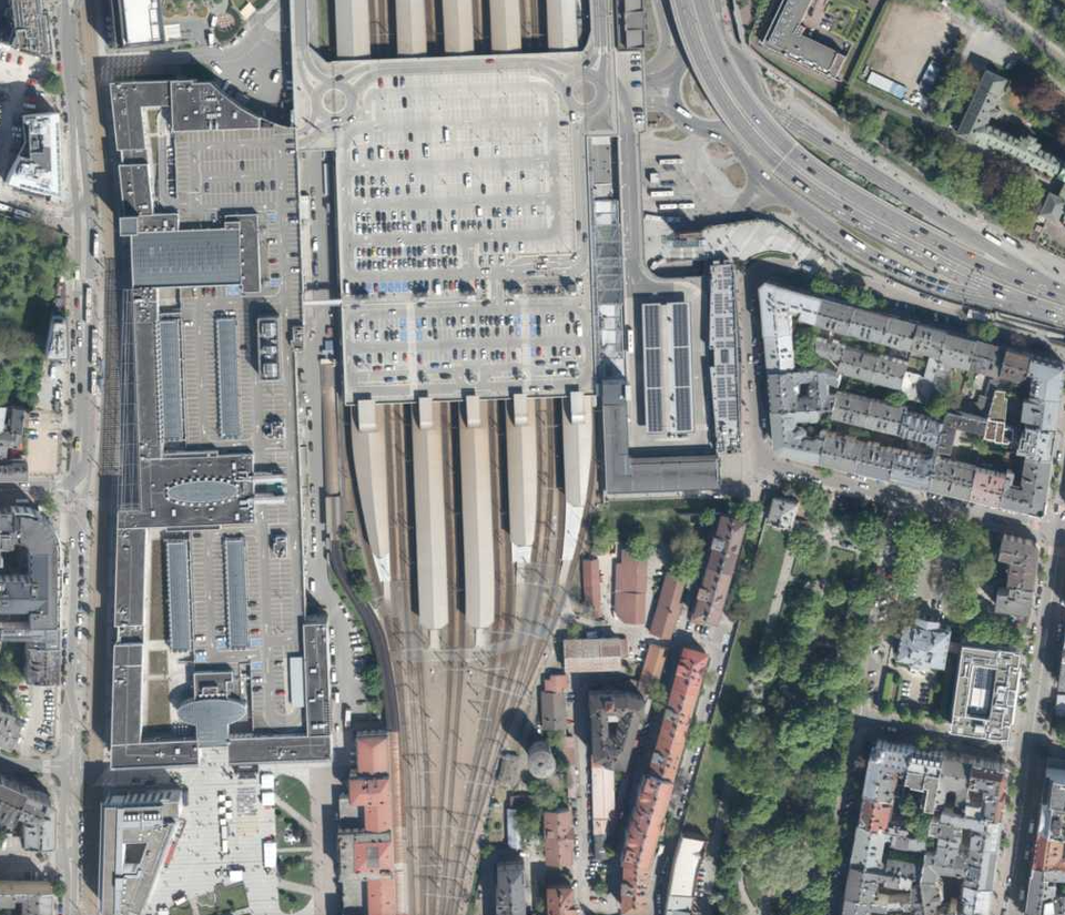 Ilustracja przedstawia zdjęcie z lotu ptaka na Krakowskie Centrum Komunikacyjne. Widoczne są: Galeria Krakowska połączona z Dworcem Głównym, widać 5 peronów. Nad dworcem znajduje się parking nadziemny Galerii. 