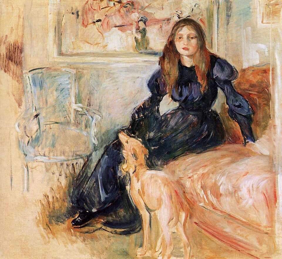 Ilustracja przedstawia obraz pt. „Julie Manet           
 i jej chart Laerte .         
” autorstwa Berthy Morisot. Centralnym punktem kompozycji jest siedząca postać młodej kobiety ubrana w ciemną, obszerną suknię z bufiastymi rękawami. Osoba siedzi na jasnej sofie, przed nią stoi niewielki pies, patrzący w górę z wyraźną uwagą. Tło jest malowane swobodnie, niemal szkicowo: krzesło, fragment obrazu na ścianie, miękkie plamy barw sugerujące wnętrze pokoju. Pociągnięcia pędzla są ekspresyjne, a kolory delikatnie się przenikają.