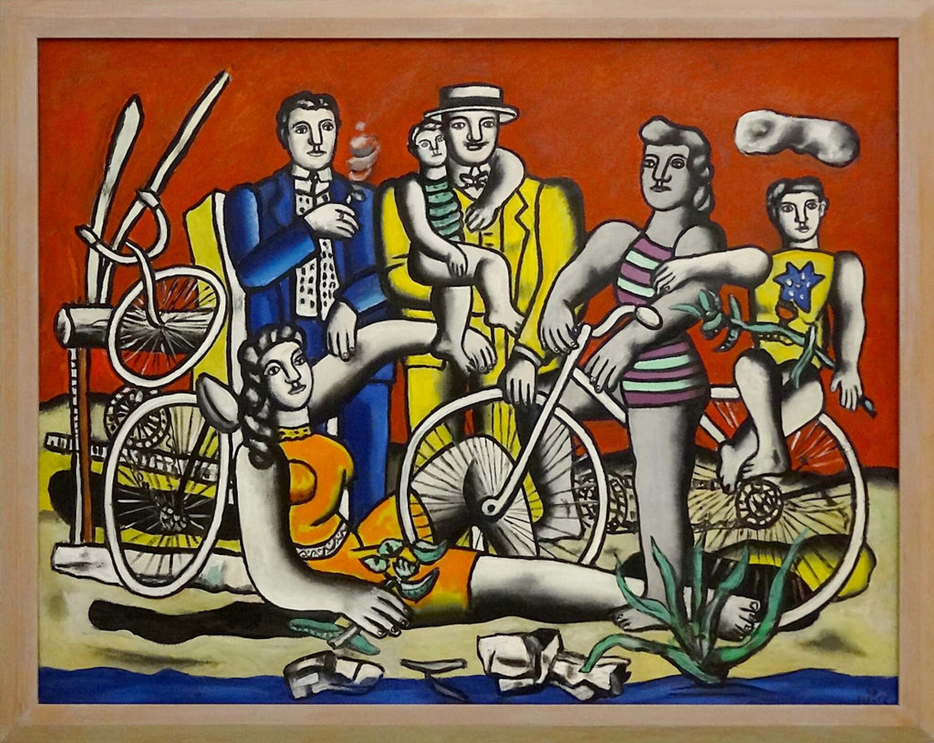 Ilustracja przedstawiająca dzieło Fernanda Légera „Wypoczynek na czerwonym tle”. Na obrazie znajduje się kilka postaci o delikatnie zniekształconych sylwetkach. Każda z sylwetek jest przyodziana w kolorowe ubranie, otacza je czarny kontur. Dwie z postaci znajdują się na rowerze, dwie stoją obok oraz jedna siedzi na ziemi. Dookoła postaci znajdują się także elementy, takie jak koła od rowerów, belki, papiery. Tło jest w bordowym kolorze.