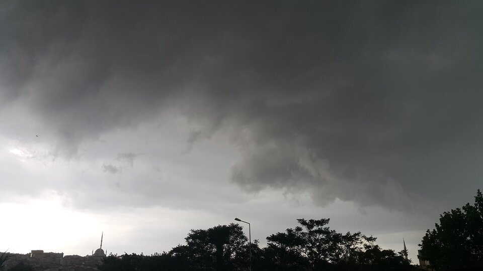 Zdjęcie przedstawia chmury. Stanowią ciężką, ciemną, grubą warstwę na niebie.