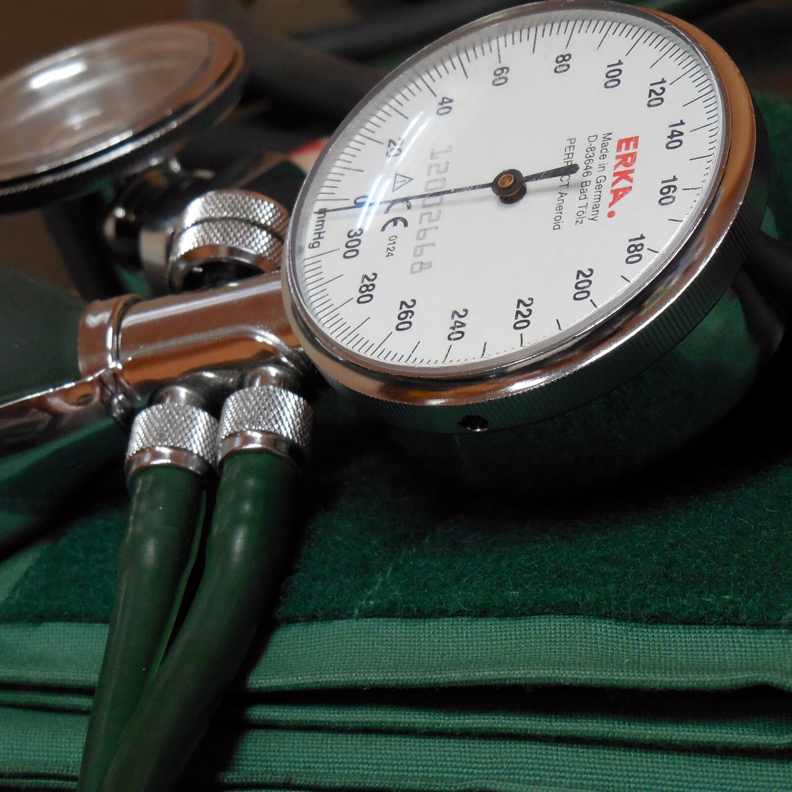 Ilustracja ukazuje ciśnieniomierz zegarowy.