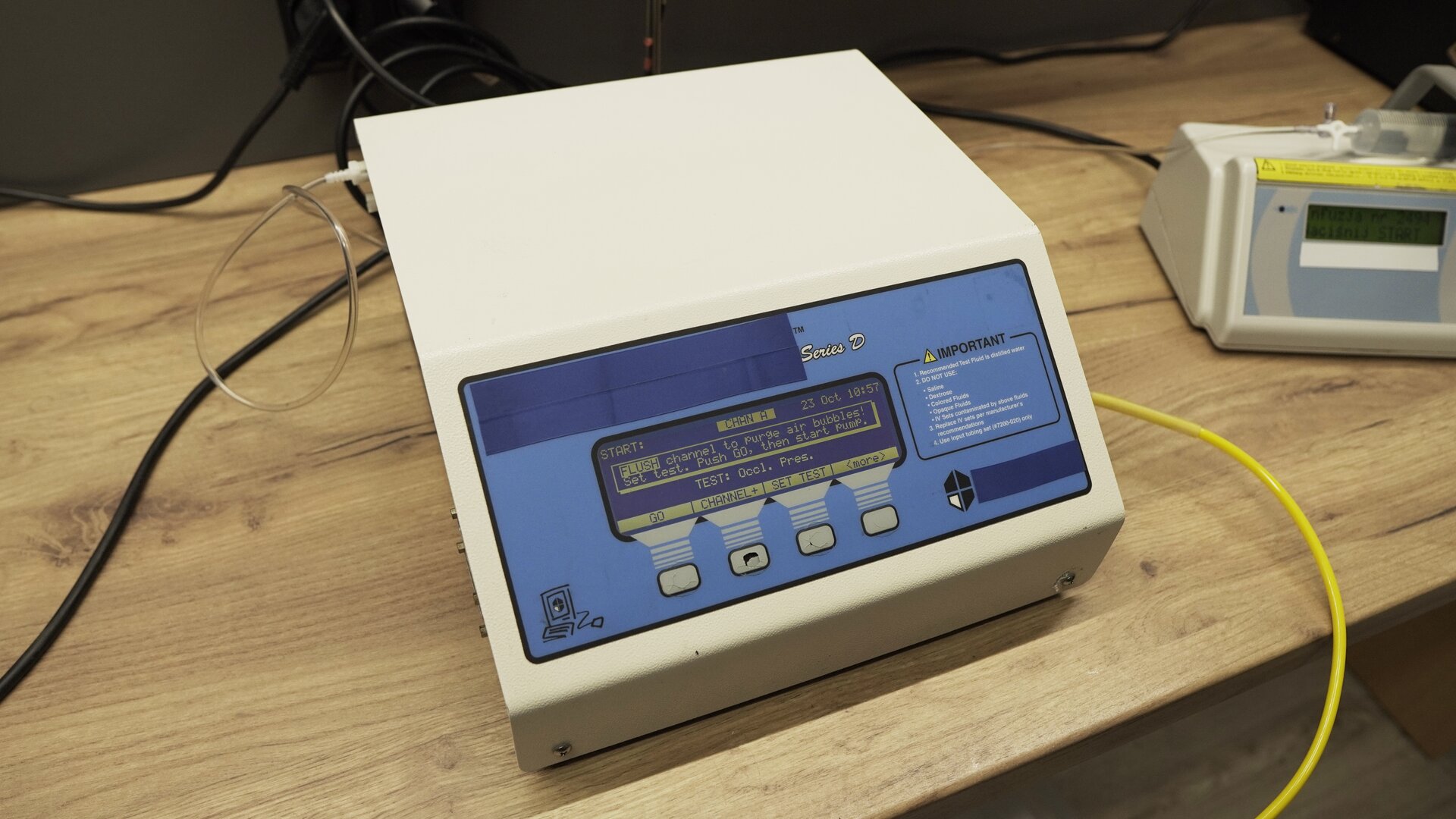 Na zdjęciu pokazane jest urządzenie testujące oraz stojącą obok pompą infuzyjną. 