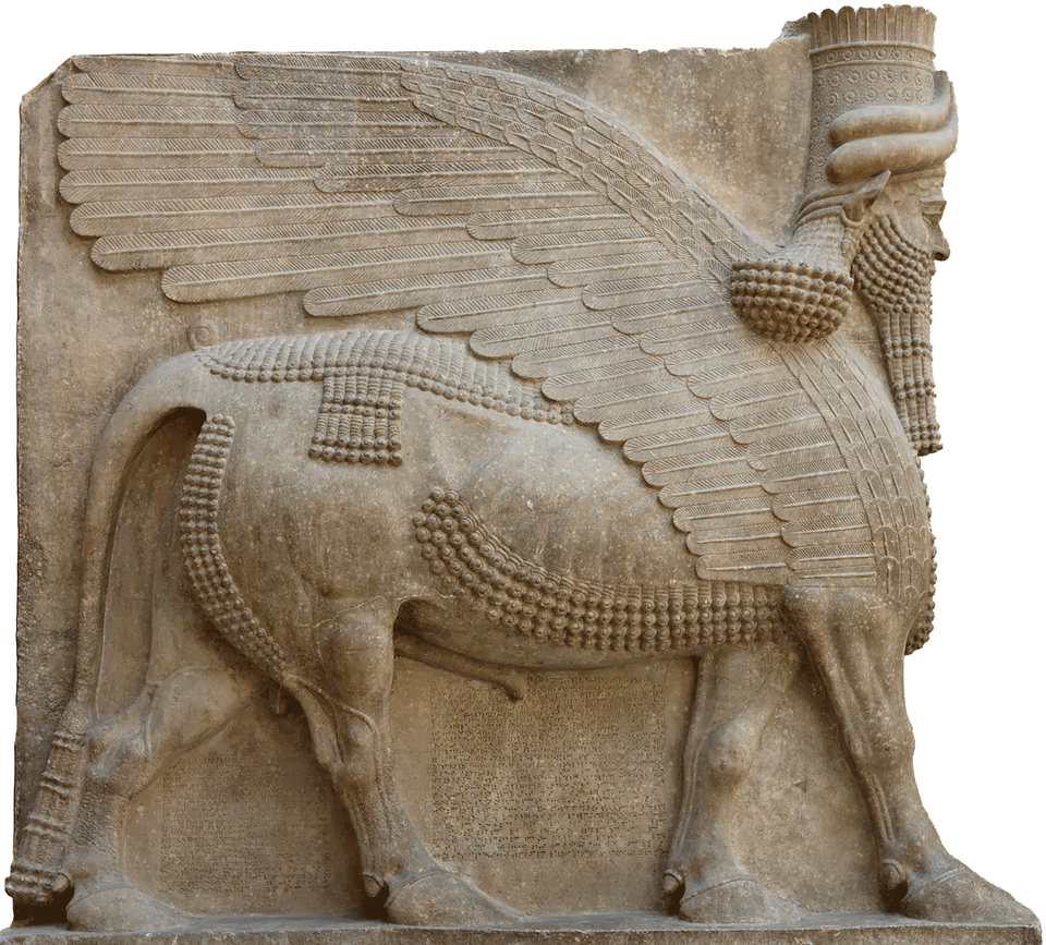 Fotografia przedstawia monumentalną płaskorzeźbę Lamassu z bramy pałacu Sargona II, mitycznego stwora o potężnym, muskularnym ciele byka, rozpostartych skrzydłach ptaka drapieżnego i ludzkiej głowie. Zwierzę stoi na czterech mocnych nogach, których mięśnie są wyraźnie zaznaczone, co podkreśla jego siłę i dynamikę. Skrzydła są szeroko rozłożone. Głowa byka ma ludzkie rysy: wysokie czoło, głęboko osadzone oczy, prosty nos i pełne usta. Twarz otacza długa, symetrycznie ułożona broda, wykonana z pasm loków. Na głowie znajduje się tiara – wysoka korona ozdobiona parą zakrzywionych rogów. Tułów lamassu opleciony jest pasem, który okala jego szeroką klatkę piersiową. 