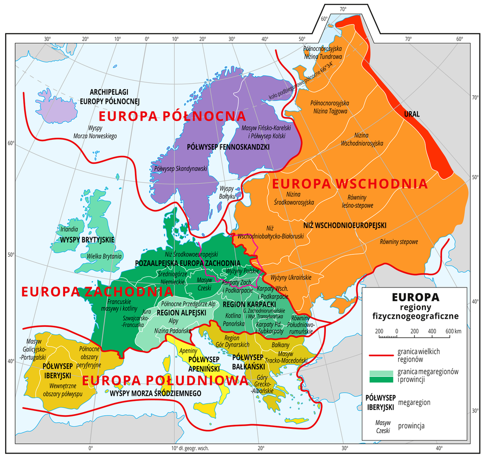 Ilustracja przedstawia mapę Europy. Mapa zawiera południki i równoleżniki; dookoła mapy w białej ramce opisano długości i szerokości geograficzne co dziesięć stopni. W prawym dolnym rogu legenda opisująca oznaczenie wielkich regionów, megaregionów i prowincji oraz tytuł mapy: „Europa regiony fizycznogeograficzne”. Zastosowano podziałkę liniową od 0 do 600 kilometrów, co 200 kilometrów. Za pomocą czerwonej linii zaznaczono granice wielkich regionów. Kolorami wyróżniono wielkie regiony: Europa Wschodnia (kolor pomarańczowy), Europa Północna (kolor fioletowy), Europa Zachodnia (kolor zielony), Europa Południowa (kolor żółty). W ich obrębie za pomocą różnych kolorów wyróżniono megaregiony. Europa Północna – Archipelagi Europy Północnej (zajmujące wschodnią część obszaru) i Półwysep Fennoskandzki. Europa Zachodnia – Wyspy Brytyjskie, Pozaalpejska Europa Zachodnia i leżące na południe od niej Region Alpejski oraz Region Karpacki. Europa Południowa – od zachodu są to kolejno: Półwysep Iberyjski, Wyspy Morza Śródziemnego, Półwysep Apeniński, Półwysep Bałkański. Europa Wschodnia – Niż Wschodnioeuropejski oraz Ural (stanowiący zachodnią granicę Europy). W obrębie każdego megaregionu wyznaczono mniejsze jednostki – prowincje. Prowincje w Europie Północnej: Wyspy Morza Norweskiego, a na obszarze Półwyspu Fennoskandzkiego – Półwysep Skandynawski, Wyspy Bałtyku i Masyw Fińsko‑Karelski. Prowincje w Europie Wschodniej, zaczynając od północy: Północnorosyjska Nizina Tundrowa, Północnorosyjska Nizina Tajgowa, Nizina Wschodniorosyjska, Nizina Środkoworosyjska, Równiny leśno‑stepowe, Równiny stepowe. Wymienione prowincje mają przebieg pasowy, następują kolejno po sobie, przy czym Nizina Środkoworosyjska i Wschodniorosyjska leżą obok siebie. W obrębie Europy Wschodniej wyznaczono jeszcze nachodzące na obszar Polski dwie prowincje – Niż Wschodniobałtycko‑Białoruski oraz Wyżyny Ukraińskie. Prowincje w Europie Zachodniej: w obrębie Wysp Brytyjskich wyszczególniono Irlandię i Wielką Brytanię. W ramach megaregionu Pozaalpejskiej Europy Zachodniej wyznaczono (kolejno od zachodu): Francuskie masywy i kotliny, biegnący na północy Niż Środkowoeuropejski, a także Średniogórze Niemieckie, Masyw Czeski i Wyżyny Polskie. W skład megaregionu Alpejskiego wchodzą: Jura Szwajcarsko‑Francuska, Północne Przedgórze Alp, Alpy oraz Nizina Padańska w jego południowej części. Na megaregion Karpacki składają się: Karpaty Zachodnie i Podkarpacie, Karpaty Wschodnie i Podkarpacie, Kotlina Panońska, Góry Zachodniorumuńskie i Wyżyna Transylwańska, Karpaty Południowe i Subkarpaty oraz Równiny Południoworumuńskie. Prowincje w Europie Południowej, od zachodu: w obrębie Półwyspu Iberyjskiego – Masyw Galicyjsko‑Portugalski, Wewnętrzne obszary półwyspu, Północne obszary peryferyjne. Megaregion Wysp Morza Śródziemnego. W obrębie Półwyspu Apenińskiego – Apeniny. W obrębie Półwyspu Bałkańskiego – na północnym wschodzie Region Gór Dynarskich, na południu Góry Grecko‑Albańskie, we wschodniej części Bałkany i Masyw Tracko‑Macedoński.