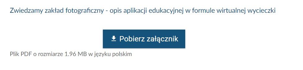 Grafika przedstawia prostokątny przycisk pobierania załącznika, składający się z ikony zawierającej z poziomą linie i znajdującej się nad nią strzałki skierowanej w dół oraz napisu Pobierz załącznik znajdującego się po prawej stronie od ikony.