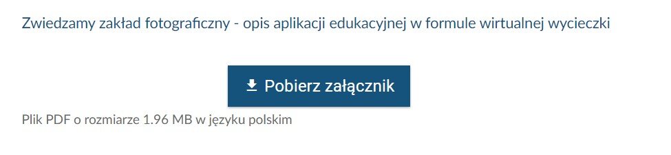 Grafika przedstawia prostokątny przycisk pobierania załącznika, składający się z ikony zawierającej z poziomą linie i znajdującej się nad nią strzałki skierowanej w dół oraz napisu Pobierz załącznik znajdującego się po prawej stronie od ikony.