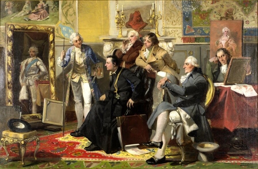 Obraz przedstawia sześciu mężczyzn: jednego starca, młodzieńca i czterech w średnim wieku. Postaci znajdują się w bogato urządzonej pracowni malarskiej i przyglądają się obrazowi, który stoi po lewej stronie. Jest to duży portret mężczyzny w złotych ramach. Mężczyzna ma na sobie biały strój przepasany niebieską szarfą. Przed obrazem stoi mężczyzna ubrany w kaftan, obcisłe spodnie i długi surdut. W lewej dłoni trzyma paletę i pędzle. Opiera się o wysoki wskaźnik. Pośrodku siedzi duchowny. Ukazuje lewy profil. Jest ubrany w sutannę, na szyi wisi duży krzyż. Uważnie obserwuje portret. O krzesło oparta jest teczka ze szkicami. Za plecami kapłana stoją dwaj mężczyźni. Są ubrani w płaszcze. Pilnie studiują obraz. Po ich lewej stronie siedzi kolejny mężczyzna. Postać ukazuje lewy profil. Na głowie ma perukę. Opiera ręce o laskę. Zakłada nogę na nogę. Jest ubrany w płaszcz. Po jego lewej stronie, na podłodze leży kapelusz odwrócony dnem do góry. Podziwia portret. Za jego plecami stoi stół okryty obrusem, na którym leżą leżą szkice. Siedzi za nim szósty mężczyzna, który w lewej ręce opiera o blat stołu niewielki obraz, prawą ręką oparł głowę. Przygląda się obrazowi. W tle jest kominek ze złotymi lichtarzami i dwa obrazy na ścianach. Na podłodze leży wzorzysty dywan.