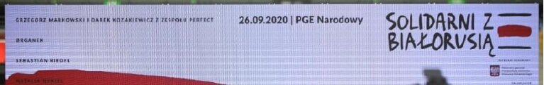 Ilustracja przedstawia fragment strony internetowej. Na środku znajduje się data 26.09.2020 i napis PGE Narodowy. Po prawej stronie jest napis Solidarni z Białorusią oraz bało‑czerwono‑biała flaga. Pod  flagą jest godło Polski.