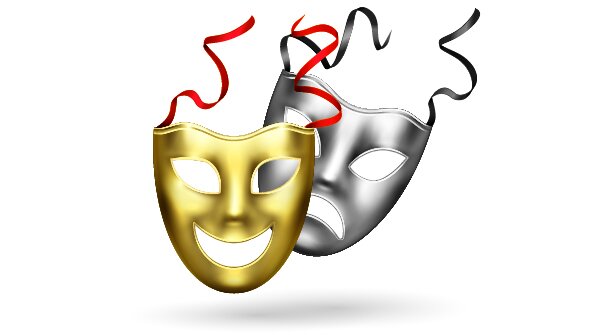 Grafika przedstawia dwie maski teatralne. Pierwsza po lewej jest złota, z zaznaczonym uśmiechem. Druga, lekko schowana za pierwszą, po prawej, jest srebrna z otworem na usta stylizowanym na grymas. Do końców masek zamocowane są tasiemki. Do złotej maski tasiemki w kolorze czerwonym, do srebrnej maski w kolorze ciemnoszarym.