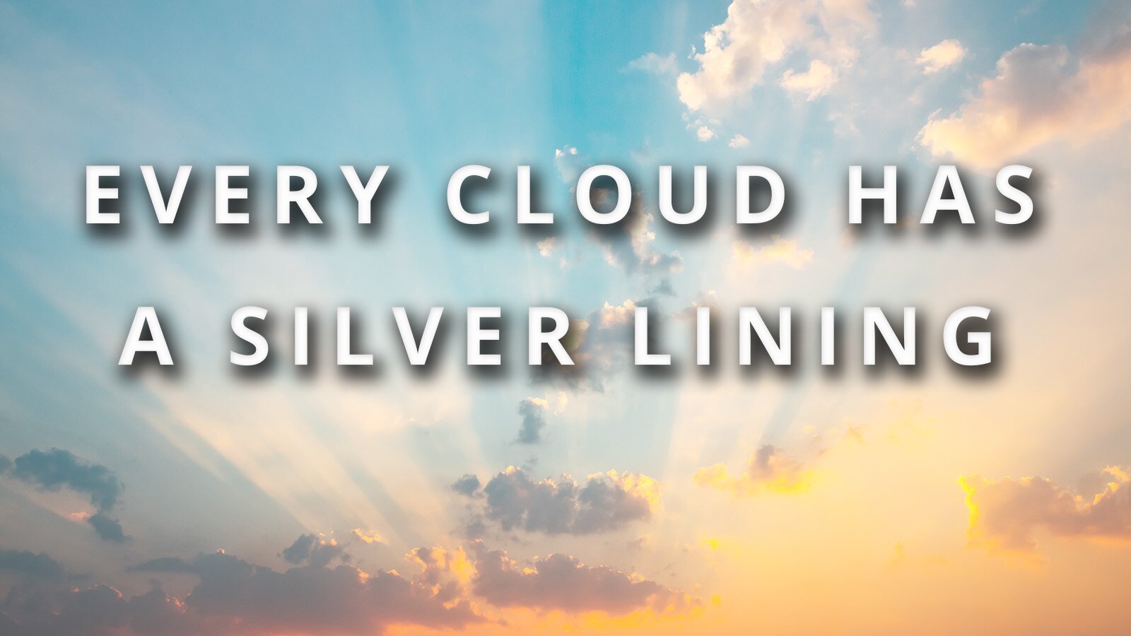 Zdjęcie przedstawia niebieskie niebo, na którym znajdują się chmury. Niektóre z nich mają złotą poświatę. Przez chmury przebijają smugi światła. Na środku zdjęcia znajduje się napis w języku angielskim Every Cloud has a Silver Lining. 