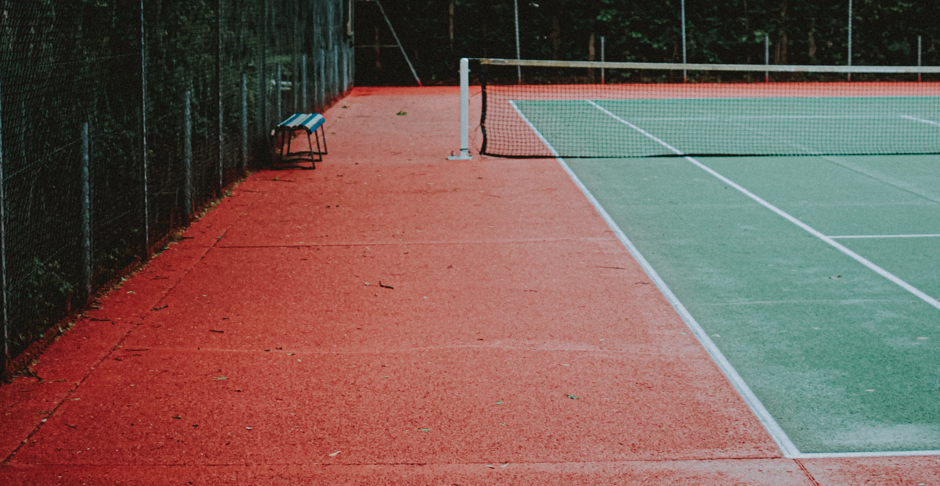 Zdjęcie przedstawia fragment kortu tenisowego.