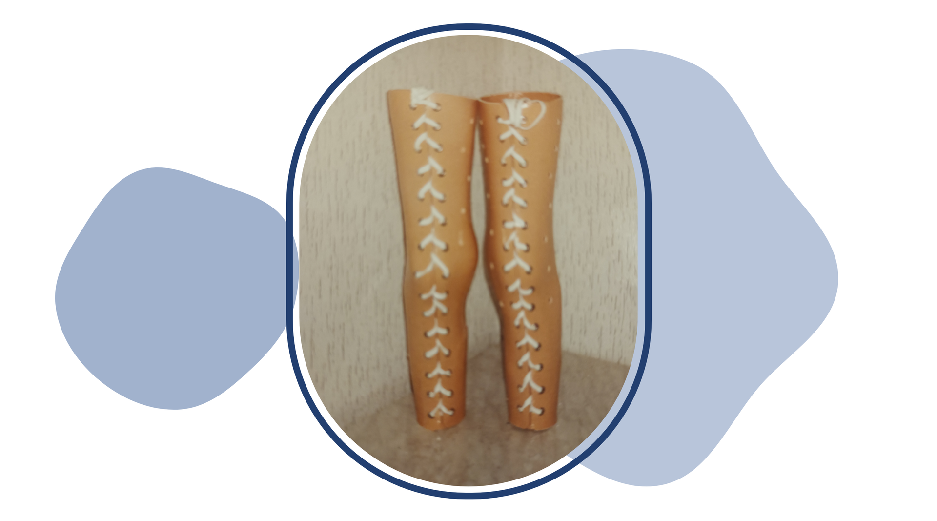 Zdjęcie przedstawia przeznaczone na kończyny dolne ortezy w formie tuby profilowanej do kształtu nogi. Ortezy mają wiązanie na całej długości. 