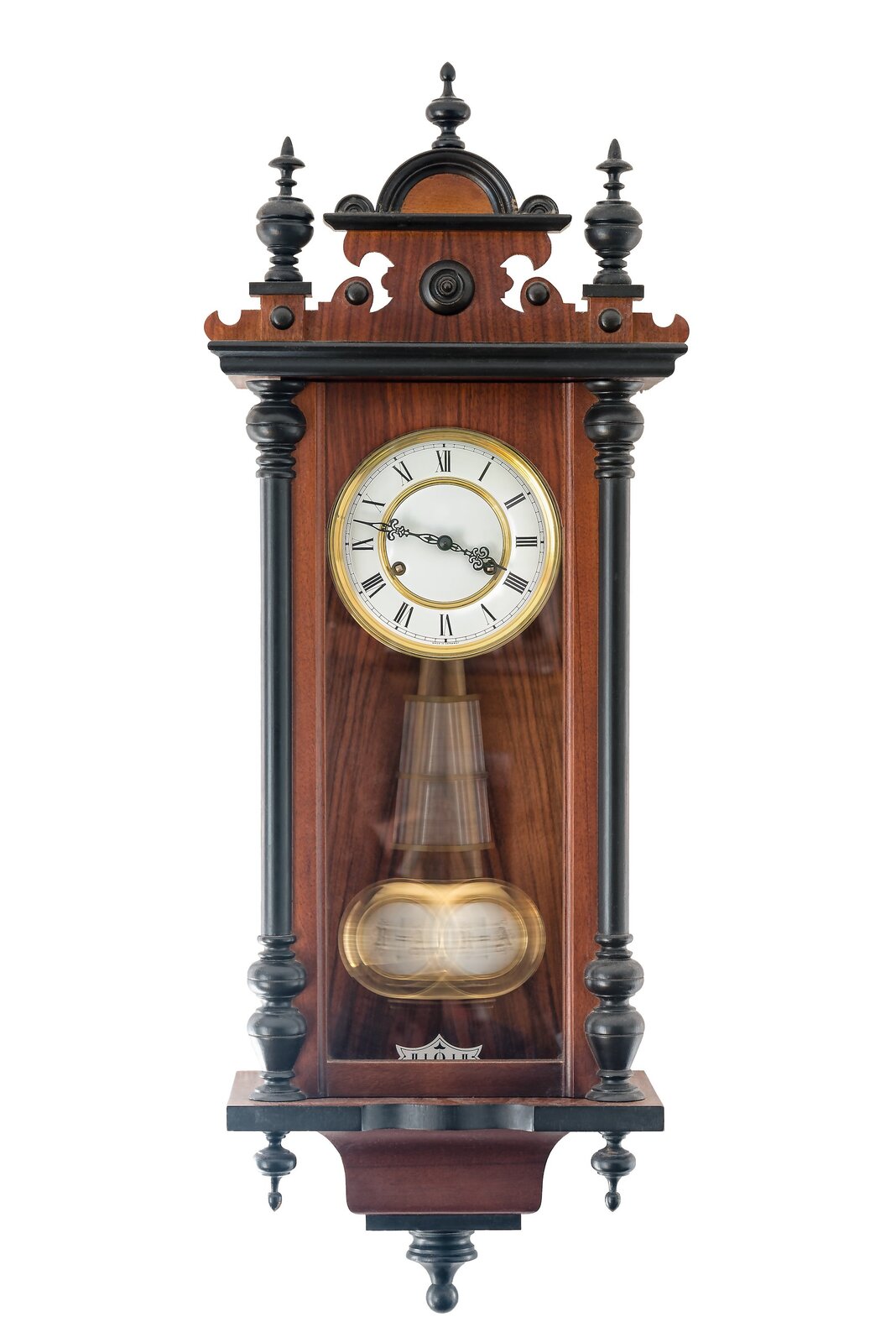 Rys. a. Zdjęcie przedstawia stary, duży zegar wahadłowy. W górnej części ozdobnej drewnianej skrzynki jest tarcza zegara, a niżej widać wahadło, czyli ciężki krążek wiszący na sztywnym pręcie.