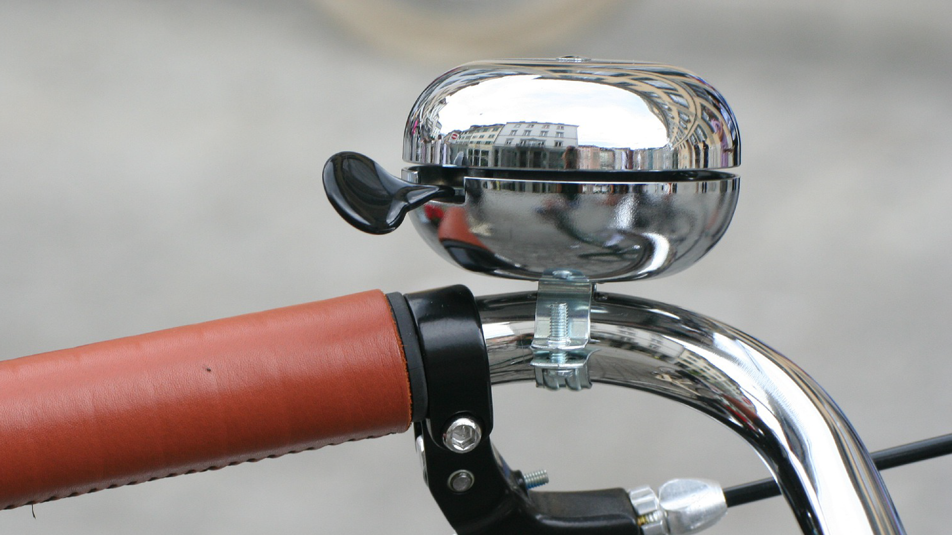 Zdjęcie przedstawia dzwonek rowerowy.