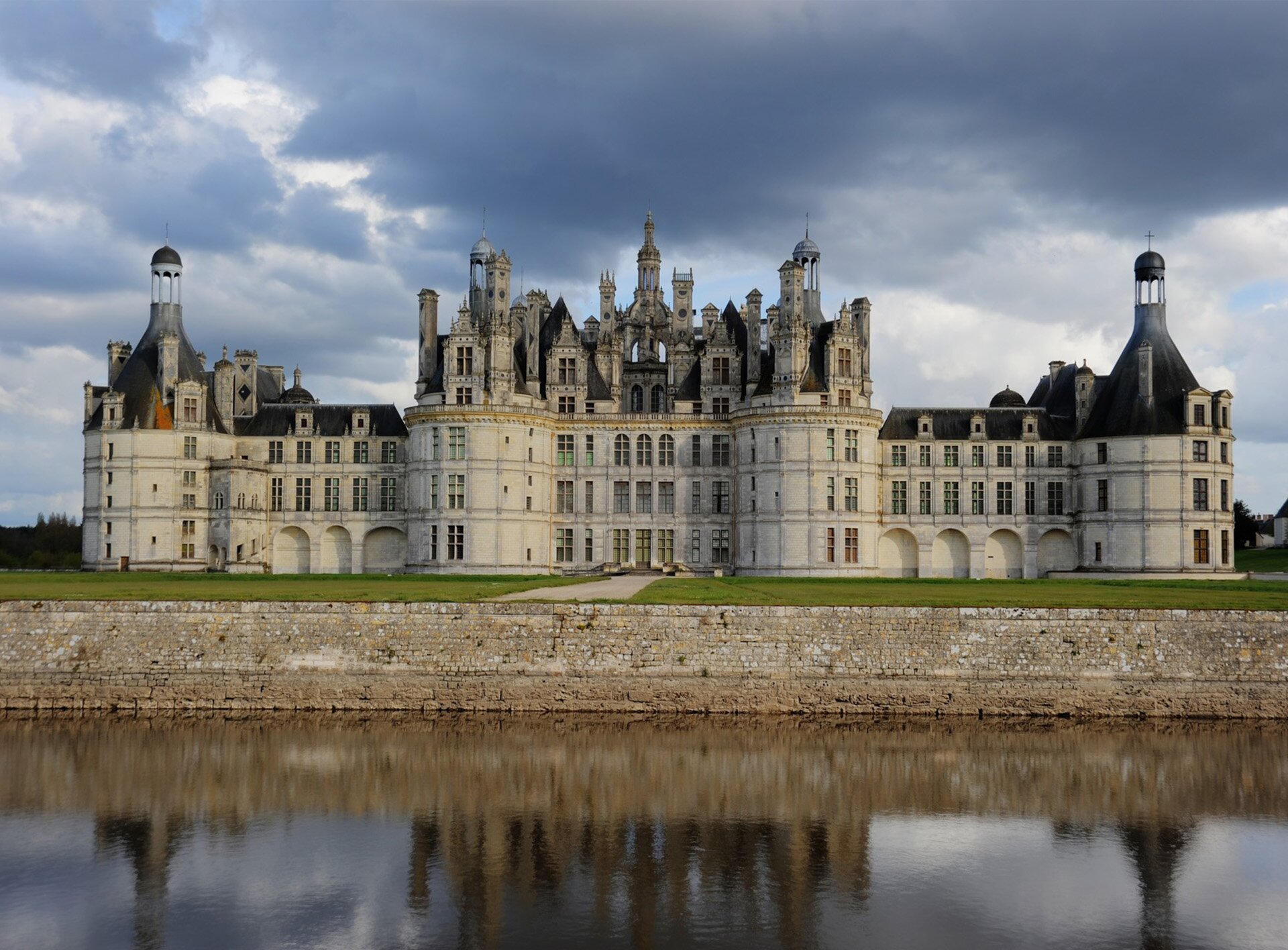 Fotografia barwna przedstawiająca Zamek Chambord (1519-1559). Zamek został zbudowany na zlecenie królów Francji, Franciszka I i Henryka II.
