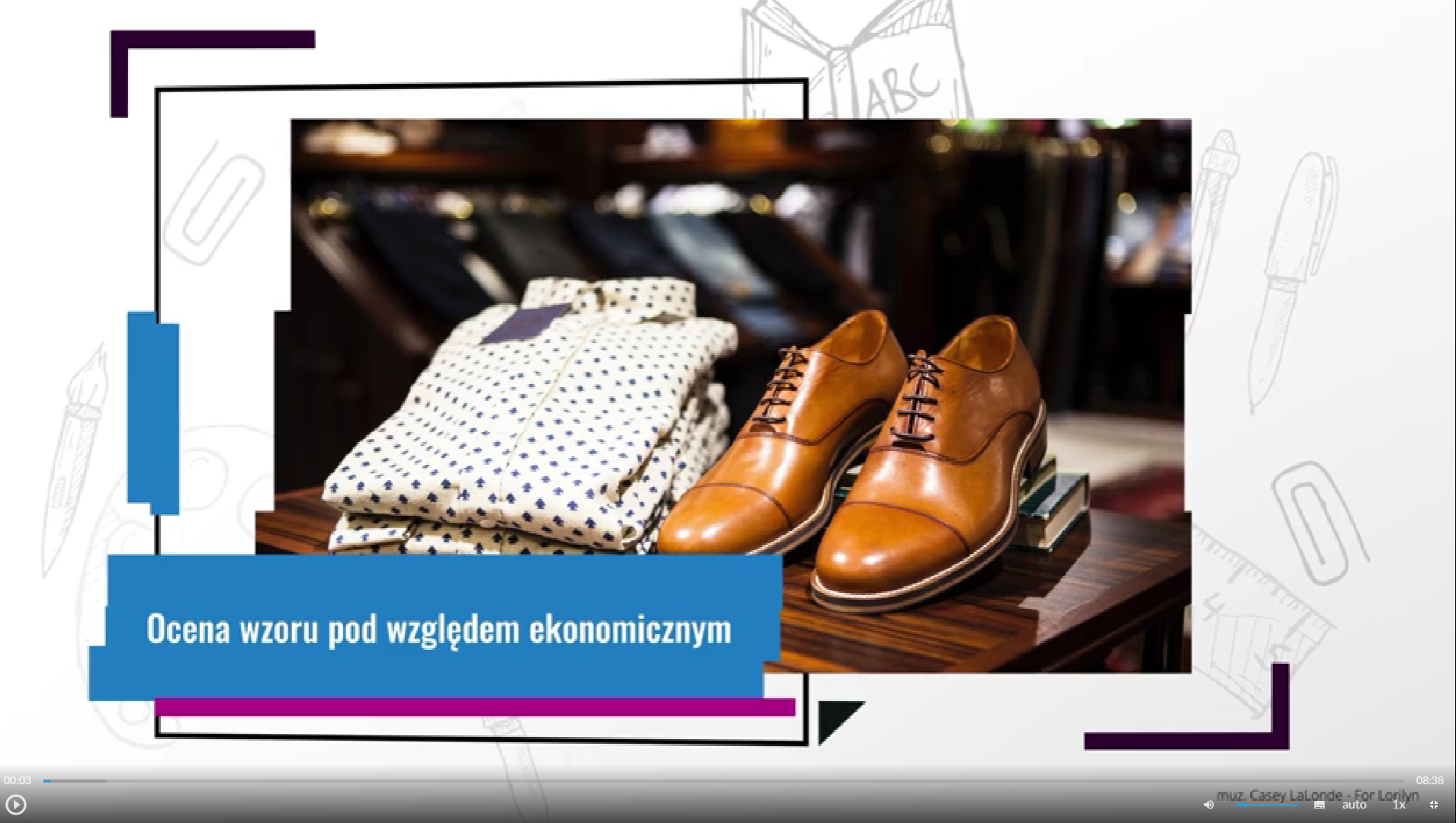 Grafika przedstawia ekran odtwarzacza filmu. Po lewej stronie ramka z tytułem: Ocena wzoru pod względem ekonomicznym. W tle zdjęcie przedstawiające parę męskich butów z brązowej skóry i złożoną, białą koszulę z niebieskim wzorem. W dolnej części znajdują się ikony nawigacyjne. W lewym dolnym rogu jest ikona trójkąta w kole, która służy do włączenia lub wyłączenia filmu. Pośrodku dolnej części znajduje się ikona głośnika, a obok niego jest niebieska linia regulacji poziomu głośności. Obok jest ikona przedstawiająca fragment sylwetki człowieka (głowa i górna część tułowia), która służy do włączenia audiodeskrypcji. Po prawej stronie głowy znajdują się dwa białe półkola - zewnętrzne większe, wewnętrzne mniejsze. Obok znajduje się biały prostokąt z czarnymi, małymi polami w dolnej części, który służy do włączenia napisów. Obok napis "auto", który służy do zmiany jakości odtwarzania filmu. Dalej na prawo napis: "jeden x". Służy on do zmiany tempa odtwarzania filmu. W prawym dolnym rogu białe, przerywane kontury kwadratu. Ikona ta służy do włączenia trybu pełnoekranowego. 