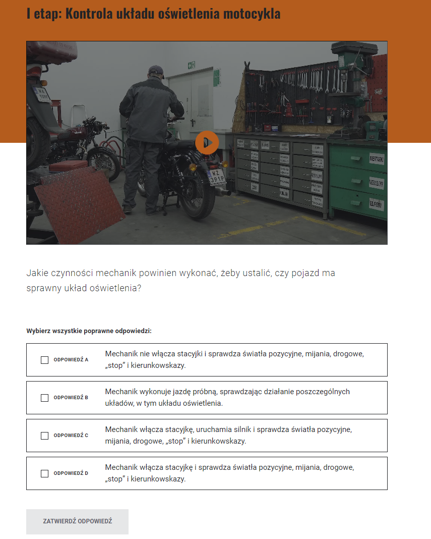 Grafika przedstawia przykładowe pytanie w grze. U góry nagłówek: etap pierwszy. Poniżej zdjęcie przedstawiające mężczyznę stojącego obok motocykla w serwisie, Pod zdjęciem znajduje się pytanie i cztery warianty odpowiedzi. Po udzieleniu odpowiedzi można przejść dalej za pomocą przycisku ZATWIERDŹ ODPOWIEDŹ.