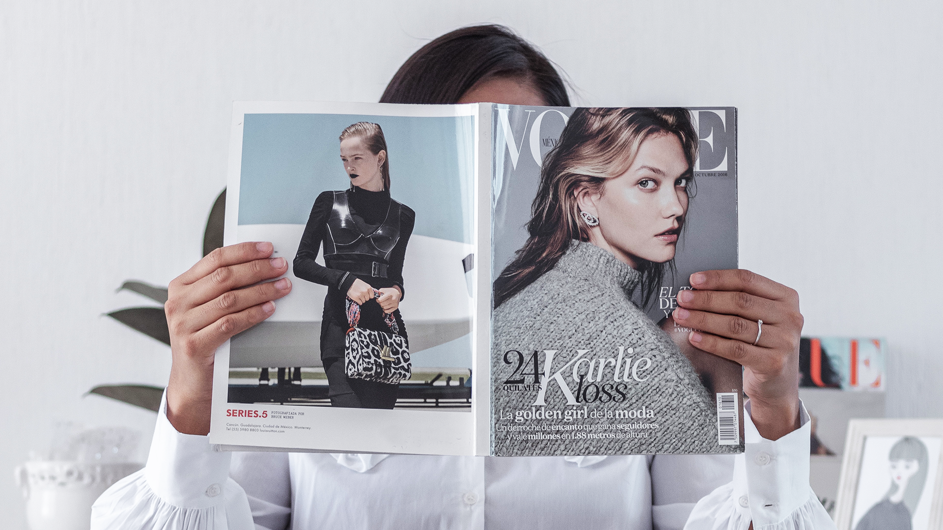 Na zdjęciu dziewczyna czyta magazyn o modzie. Trzyma czasopismo na wysokości twarzy, dlatego nie wiemy jak wygląda.