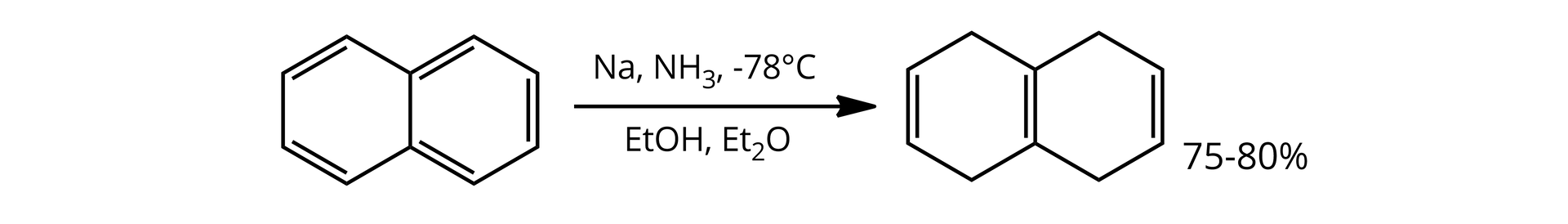 Ilustracja przedstawia równanie reakcji redukcji naftalenu. Cząsteczka naftalenu zbudowanego z dwóch skondensowanych sześcioczłonowych pierścieni aromatycznych, które to posiadają dwa wspólne, sąsiadujące ze sobą atomy węgla, tak zwane atomy mostkowe. Strzałka w prawo, nad strzałką Na, NH3, minus siedemdziesiąt osiem stopni Celsjusza. Pod strzałką etanol EtOH, eter dietylowy Et2O. Za strzałką cząsteczka zbudowana z dwóch sześcioczłonowych pierścieni posiadających dwa tomy mostkowe. Pomiędzy atomami mostkowymi występuje wiązanie podwójne, podobnie pomiędzy wiązaniami do niego równoległymi w obu pierścieniach, zatem struktura w sumie posiada trzy wiązania podwójne. Obok zapis wskazujący na wydajność od siedemdziesięciu pięciu do osiemdziesięciu procent.