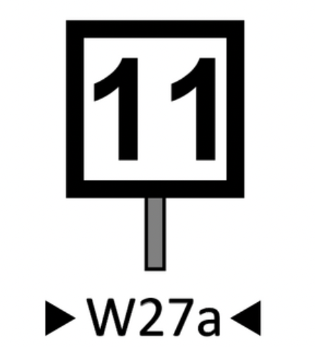 Wskaźnik wu dwadzieścia siedem a. Biała kwadratowa tablica z czarną obwódką, znajduje się na niej czarna liczba jedenaście.