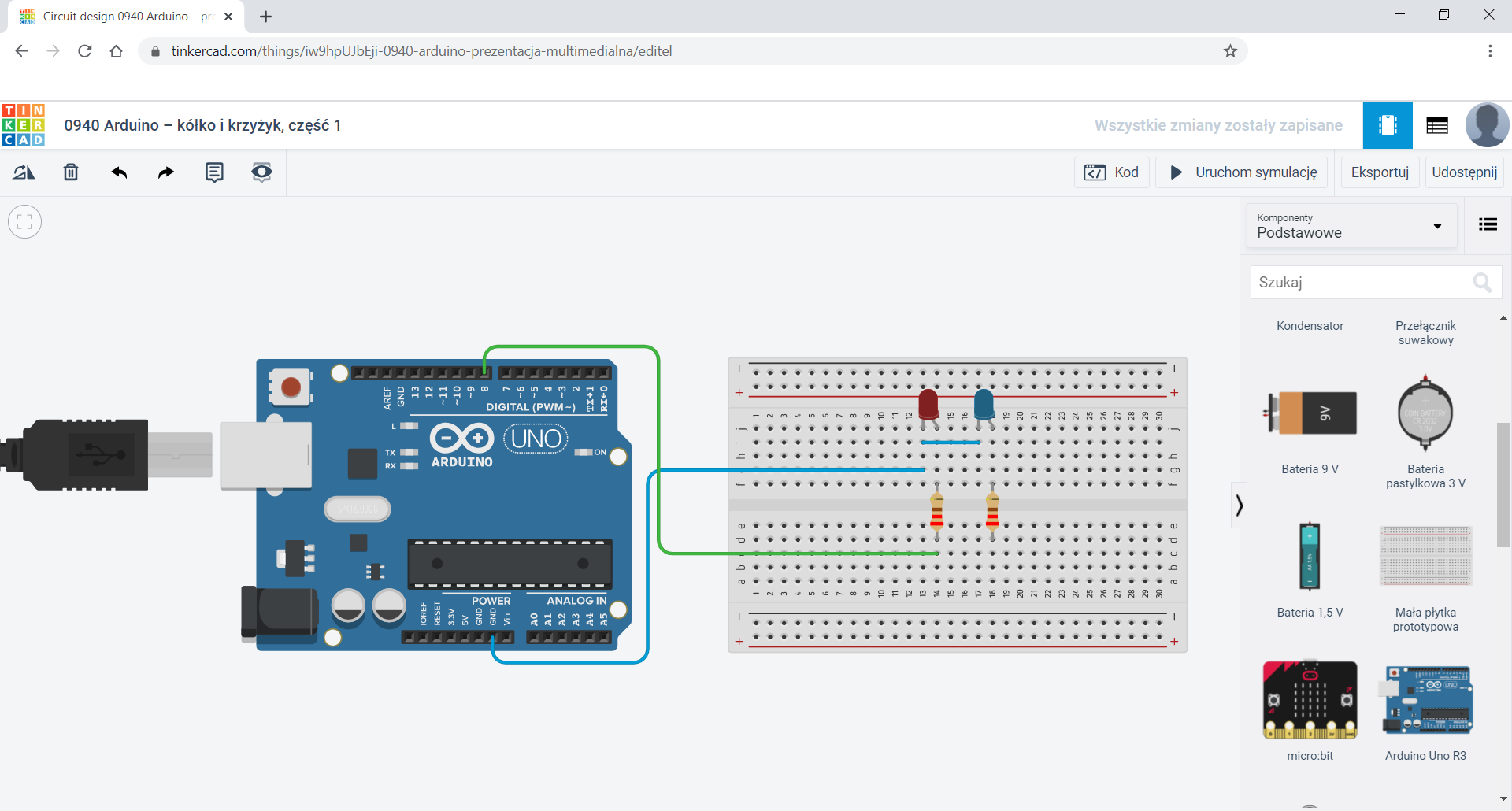 Zrzut ekranu przedstawia okno przeglądarki z otwartą stroną tinkercad. Pod adresem strony znajduje się pasek tytułowy "0940 Arduino – kółko i krzyżyk, część 1". Poniżej znajduje się pasek z opcjami. Po lewej paska znajdują się między innymi ikonka kosza, strzałki cofania i do przodu, po prawej stronie paska znajdują się następujące przyciski: Kod, Uruchom symulację, Eksportuj, Udostępnij, a pod nimi znajduje się wybrana opcja „Podstawowe” z listy „Komponenty”. Poniżej znajduje się pole, w którym umieszczono płytkę stykową. W płytkę wpięto obok siebie dwie diody połączone wspólną katodą. Od lewej: czerwoną i niebieską. Prawe nóżki diod połączone są z rezystorami wpiętymi w środek płytki stykowej. W polu po prawej stronie od płytki stykowej znajduje się moduł Arduino, a po prawej stronie modułu znajduje się kabel USB. Diody podpięte są do pinu GND modułu Arduino. W wierszu, w którym znajduje się pierwszy rezystor (czyli ten po lewej stronie), wpięto przewód i podłączono go do pinu D8 w module Arduino. Po prawo znajduje się pasek z następującymi ikonami: rezystor, dioda led, przycisk, potencjometr, kondensator, przełącznik suwakowy. Nad paskiem znajduje się również pole wyszukiwania. Pasek można przewijać.