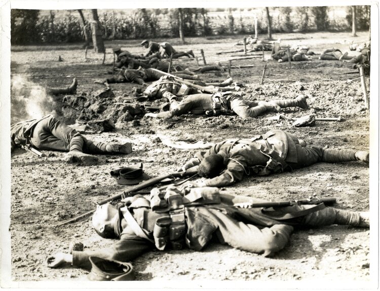 Polegli żołnierze Źródło: H. D. Girdwood, Polegli żołnierze, 1915, British Library, domena publiczna.