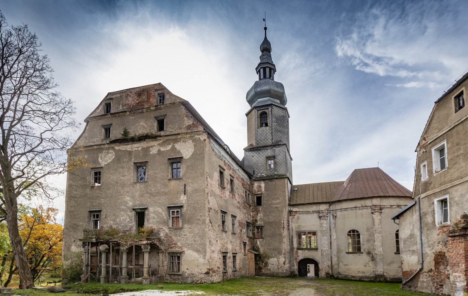 Zamek Sarny; widoczne uszkodzenia spowodowane oddziaływaniem czynników środowiskowych