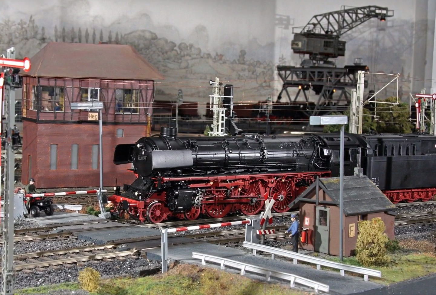 Scena przedstawia napis: Eine Miniatureisenbahn in Hamburg kann viele Eisenbahnfans begeistern. Następnie pojawia się makieta dworca i stojącej lokomotywy.