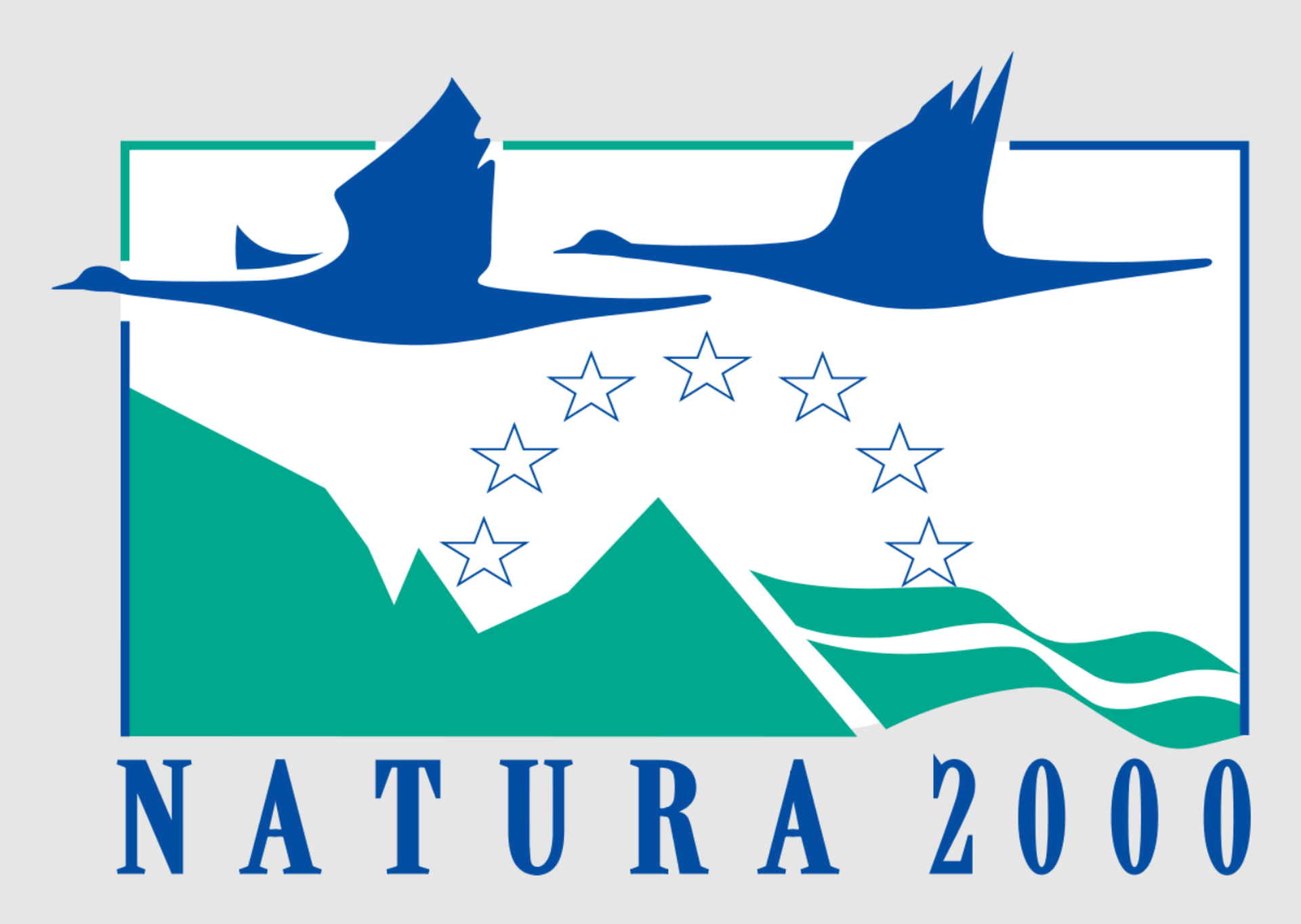 Logo Natura 2000 przedstawiające dwa lecące żurawie a pod nimi linia pasma górskiego, nad którą umieszczono siedem pięcioramiennych gwiazd układających się w półokrąg. Pod spodem podpis Natura 2000.