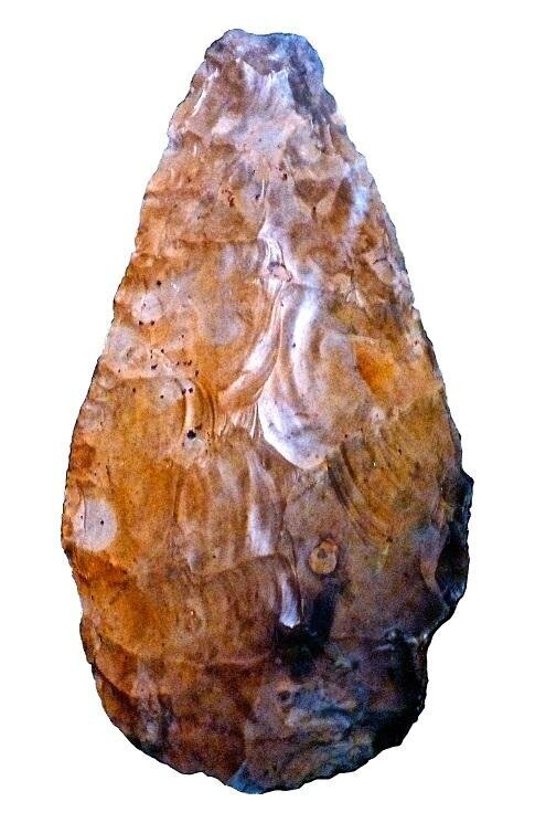 Zdjęcie przedstawia jajowaty kamień. Jest w kolorze pomarańczowym, ma gładką powierzchnię, od której odbija się światło.