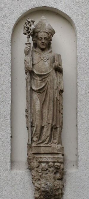 Na zdjęciu znajduje się kamienny pomnik świętego Ottona z Bambergu. Jest on ubrany w szaty. Ma długie włosy i dużą czapkę. W prawej ręce trzyma wysoką laskę. 