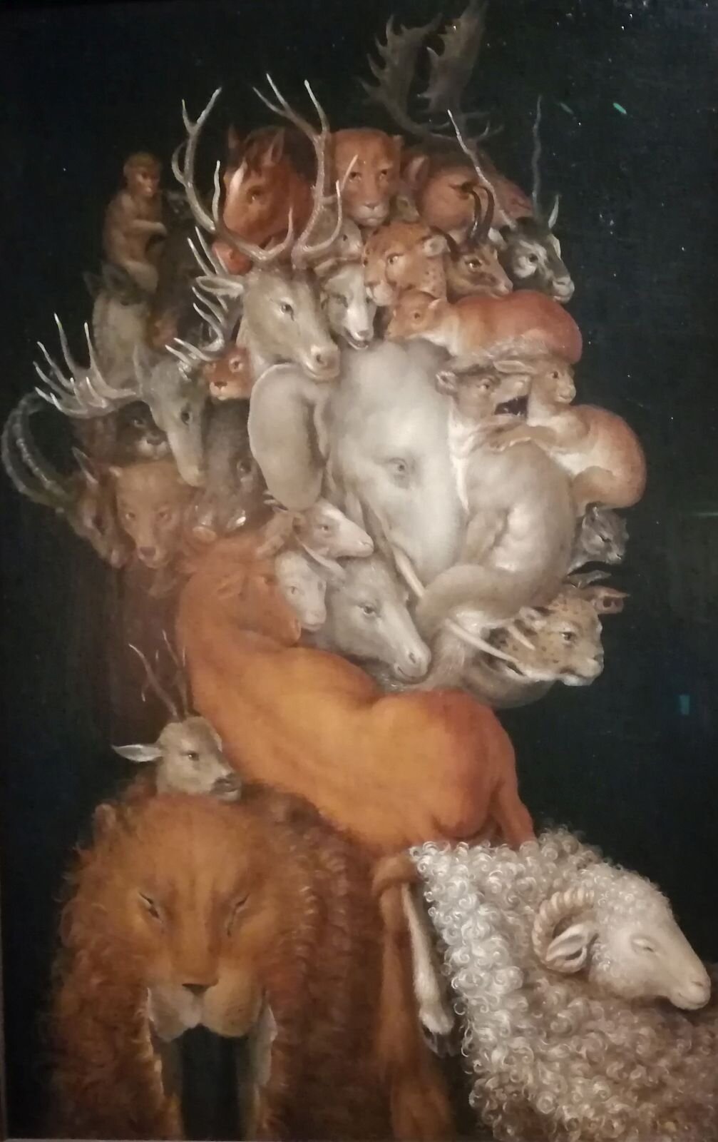 Obraz  Giuseppe Arcimboldo  [czytaj: dżiuzepe arczimboldo] pt. "Ziemia" przedstawia piramidę przytulonych do siebie zwierząt, wyłaniającą się z ciemności. W rzeczywistym życiu przedstawione zwierzęta walczyłyby ze sobą, byłyby wrogami. Podstawą piramidy są lew z otwartym pyskiem i baran, wyżej są bawoły, antylopy, słoń, pumy, wilki, jelenie, małpy i inne. Wszystkie zwierzęta trwają obok siebie w jakiejś harmonii, która przywołuje harmonię życia na Ziemi. Z wielką starannością malowane są wszystkie szczegóły wyglądu zwierząt, sierść, grzywy, futra i poroża.