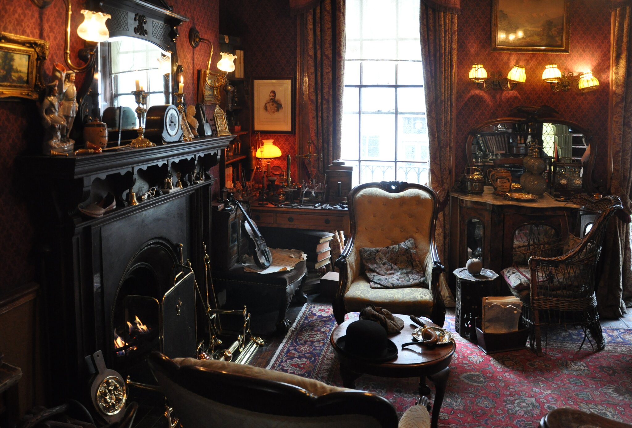 Muzeum Sherlocka Holmesa przy Baker Street 221B w Londynie, pokój gościnny Muzeum Sherlocka Holmesa przy Baker Street 221B w Londynie, pokój gościnny Źródło: fotografia barwna, domena publiczna.