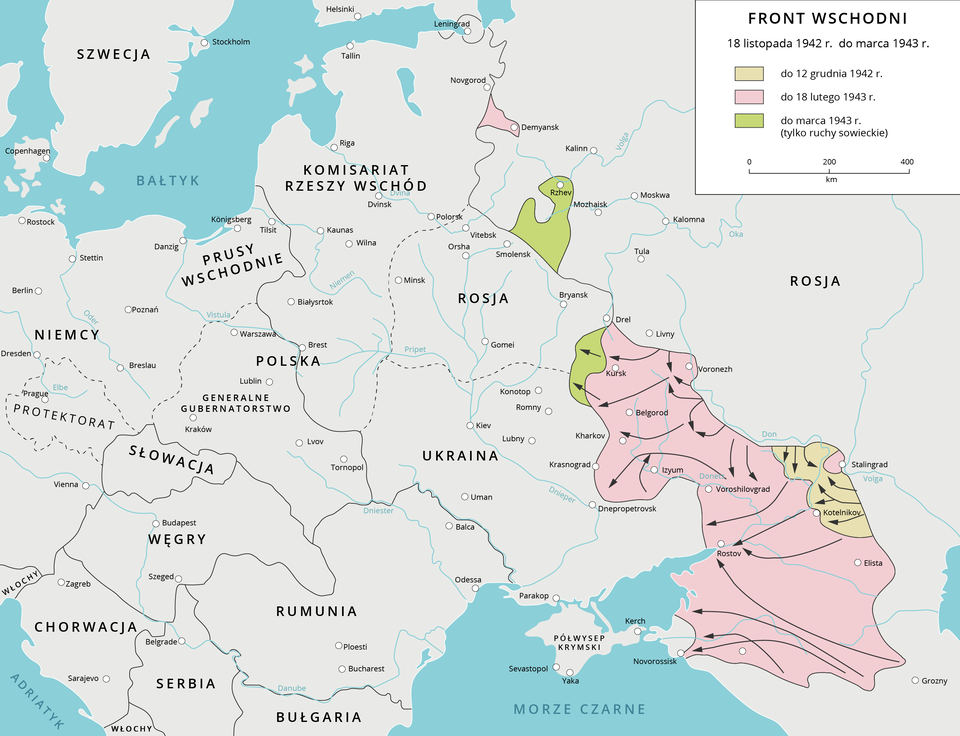 Mapa przedstawia front wschodni w Europie od 18 listopada 1942 do marca 1943. Do 12 grudnia 1942 obejmuje obszar na zachód od miasta Stalingrad nad rzeką Wołga. Do 18 litego 1943 obejmuje duży obszar dalej za zachód i północ z miastami Kursk, Belgorod, Rostov. Do marca 1943 (tylko ruchy sowieckie) obejmuje mały obszar na zachód od Kurska oraz na wschód od Smoleńska.
