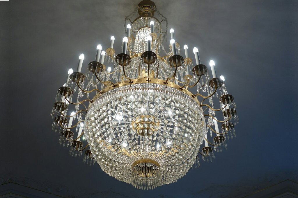 Ilustracja przedstawia kryształowy żyrandol.