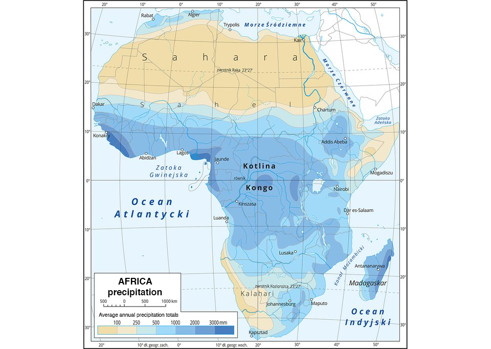 Ilustracja przedstawia mapę Afryki. Na mapie przedstawiono średnie roczne sumy opadów. Opady powyżej dwóch i trzech tysięcy milimetrów – obszary wokół równika. Im dalej od równika na północ i południe, tym mniejsze roczne sumy opadów, aż do terenów pustynnych na północy (Sahara) i południu (Pustynia Kalahari) z sumą opadów poniżej stu milimetrów. Na mapie wyróżniono Saharę na północy, poniżej Sahel, a w Afryce Środkowej Kotlinę Kongo. W Afryce Południowej oznaczono Kalahari.