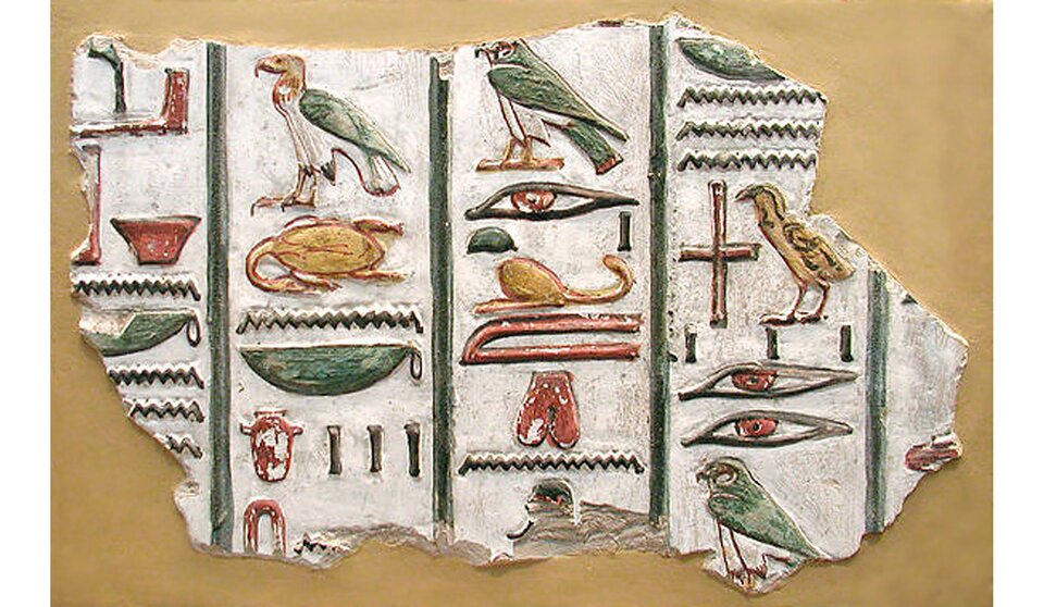 Na zdjęciu przedstawiony jest fragment starożytnych hieroglifów z trzynastego wieku przed naszą erą. Hieroglify przedstawiają między innymi różne gatunki ptaków, oczy, misy, krzyże czy regularne poziome zygzaki.