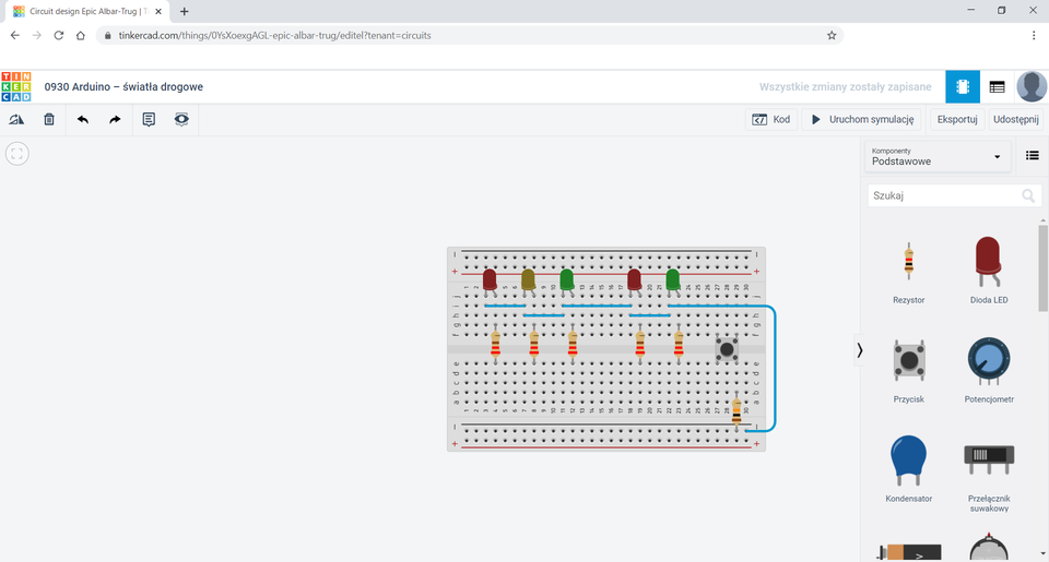 Zrzut ekranu przedstawia okno przeglądarki z otwartą stroną tinkercad. Pod adresem strony znajduje się pasek tytułowy "0930 Arduino - światła drogowe". Poniżej znajduje się pole, na którym umieszczono rysunek płytki stykowej, w którą wpięto pięć diod LED. Diody wpięte są w kolumnie „j” i od lewej mamy diody symulujące światła dla pojazdów: czerwoną, żółtą, zieloną, odstęp i dalej diody symulujące światła dla pieszych: czerwoną, zieloną. W środek płytki stykowej wpięto włącznik. Pod diodami wpięto w środek płytki pięć rezystorów oraz jeden rezystor 10 omega w tym samym wierszu, w którym wpięty jest włącznik. Podłączono przewody, którymi połączono ze sobą w poziomie kolejne diody oraz ostatnią diodę z rezystorem 10 omega. Po prawo znajduje się pasek z następującymi ikonami: rezystor, dioda LED, przycisk, potencjometr, kondensator, przełącznik suwakowy. Nad paskiem znajduje się również pole wyszukiwania. Pasek można przewijać.