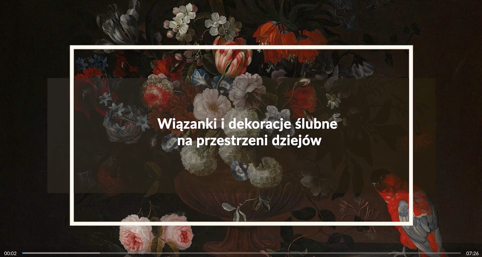 Grafika przedstawia wygląd ekranu początkowego animacji. Znajduje się na nim plansza tytułowa. Jest to grafika przedstawiająca kompozycję z kwiatów na ciemnym tle, na której tle umieszczono tytuł filmu: Wiązanki i dekoracje ślubne na przestrzeni dziejów. W lewym dolnym rogu ekranu filmu umieszczony jest przycisk służący do odtwarzania i zatrzymywania filmu. W prawym dolnym rogu ekranu znajduje się podana cyframi długość filmu.