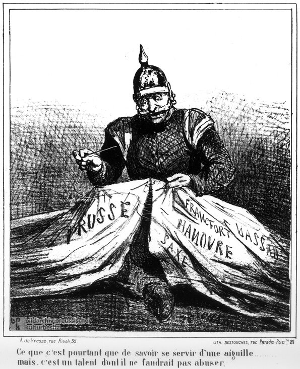 Czarno‑biały rysunek karykaturalny przedstawia pruskiego żołnierza z charakterystycznym spiczastym hełmem zszywającego poszczególne regiony Niemiec. 