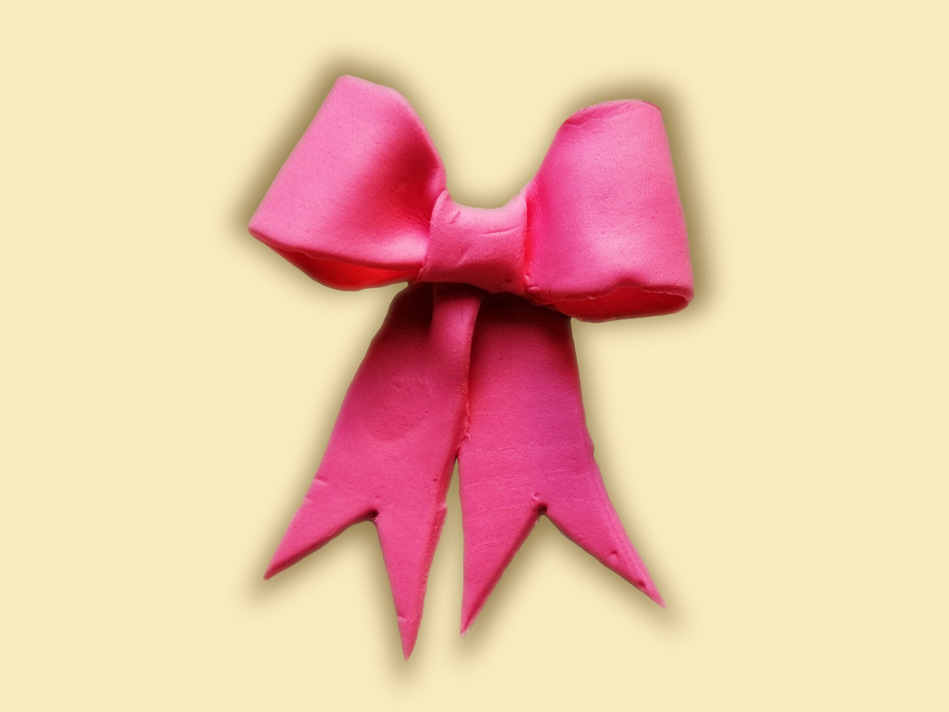 Kokarda wykonana ze wstążki wyciętej z masy cukrowej.