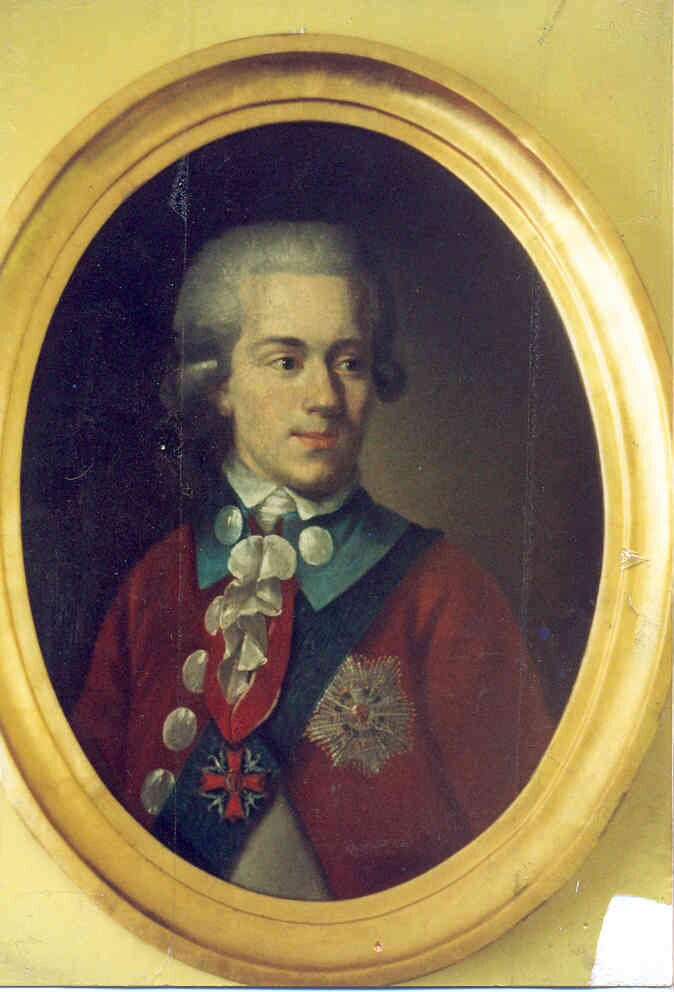 Ilustracja przedstawia portret młodego mężczyzny w złotej  owalnej ramie. Mężczyzna jest ukazany prawym półprofilem, na głowie ma siwe zaczesane do tyłu włosy, które są ułożone w loki w okolicach uszu. Patrzy w bok i lekko się uśmiecha. Ma na sobie czerwony mundur z dużymi białymi guzikami, błękitnym kołnierzem i granatową szarfą przewieszoną na skos przez klatkę piersiową. Na szarfie oraz na klapie mundury ma przypięte ordery - jeden w kształcie gwiazdy, drugi w kształcie krzyża. Tło portretu jest ciemne.